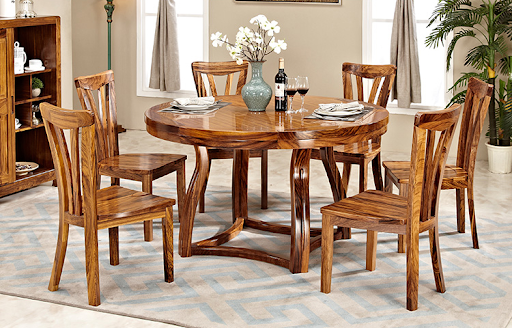 Bàn ghế gỗ kiểu truyền thống thường sử dụng chất liệu gỗ tự nhiên cao cấp