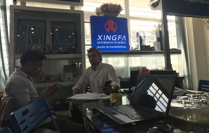 Quý khách hàng người Italia ký kết hợp đồng kinh tế thi công lắp đặt cửa nhôm Xingfa