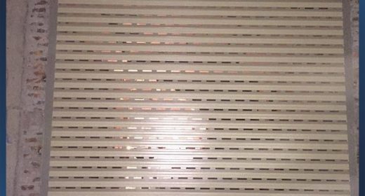 Nên chọn cửa cuốn Austdoor khe thoáng hay tấm liền